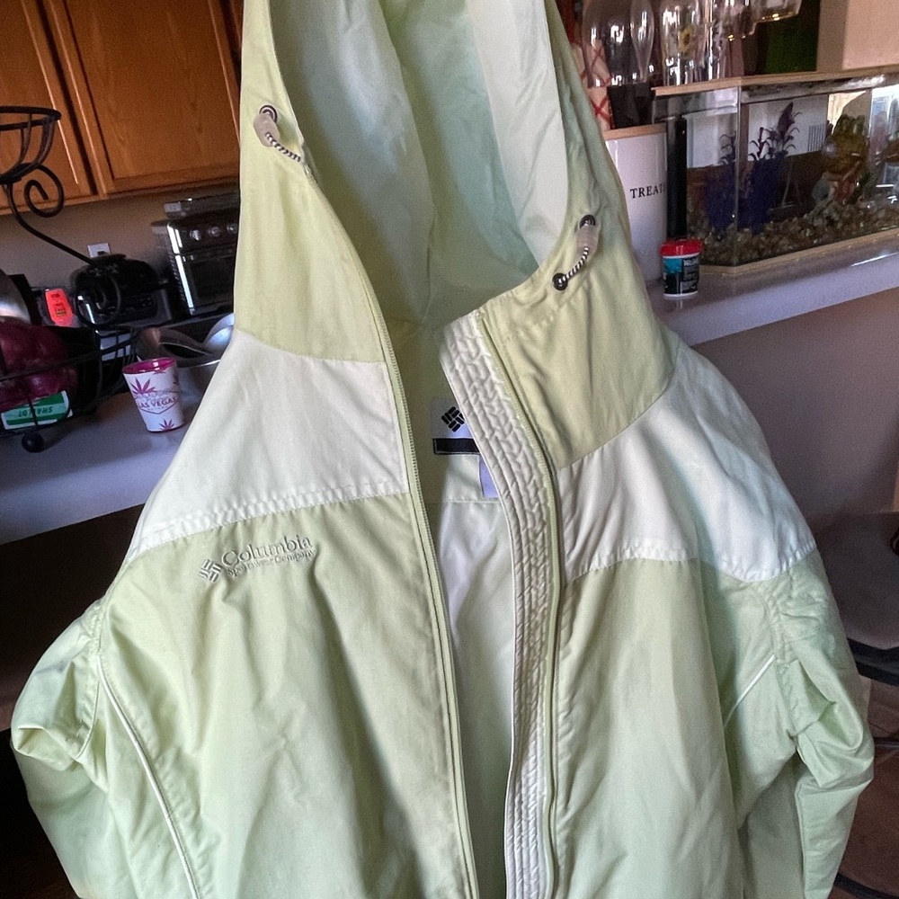 Columbia Women’s Lightweight Rain Jacket, Size M